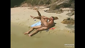 Laura Palmer Zeigt Ihren Strandbody Und Gibt Einen Geilen Blowjob