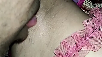 Gadis Muda Menerima Seks Oral Hardcore Dari Orang Asing Melalui Glory Hole.