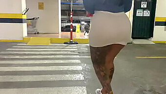 Uma Mulher Se Diverte Secretamente No Estacionamento Até O Clímax.