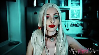 Η Harley Quinn Παίζει Με Τους Αισθησιακούς Ήχους Μιας Έφηβης Για Ευχαρίστηση