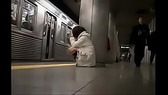 Una Japonesa Se Siente Levantada En Un Tren Sin Ropa Interior Alguna