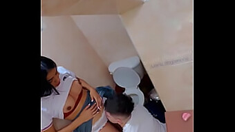 ¡estudiantes Universitarias Amateur Atrapadas Teniendo Sexo Intenso En Un Baño Escolar, Con Él Eyaculando En Su Cara! ¡mira Estas Imágenes Amateur Impresionantes!