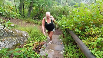 Mamada Pov En El Sendero De Senderismo Con Una Mujer Madura Y Corrida En La Boca