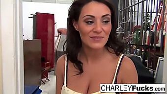 Charley ดื่มด่ํากับความสุขในตัวเองและแสดงทรัพย์สินของเธอ